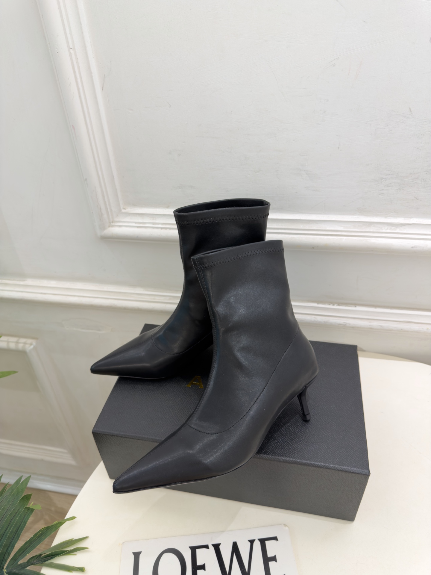ALAÏA 阿莱亚26𝐬𝐬   2026秋冬新品 秀场同款 极简复古尖头小猫跟短靴 ————————— Alaïa作为这