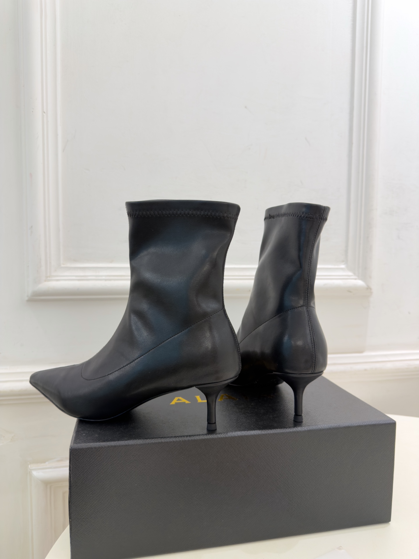 ALAÏA 阿莱亚26𝐬𝐬   2026秋冬新品 秀场同款 极简复古尖头小猫跟短靴 ————————— Alaïa作为这