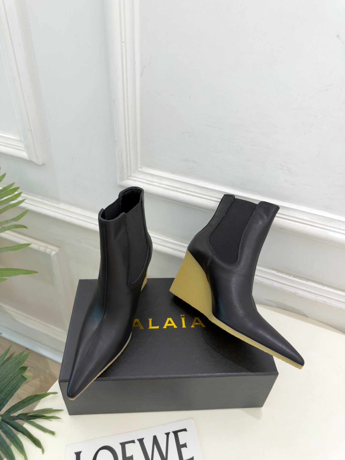 ALAÏA 阿莱亚26𝐬𝐬   2026秋冬新品 秀场同款 极简尖头立方体坡跟切尔西短靴 ————————— Alaïa