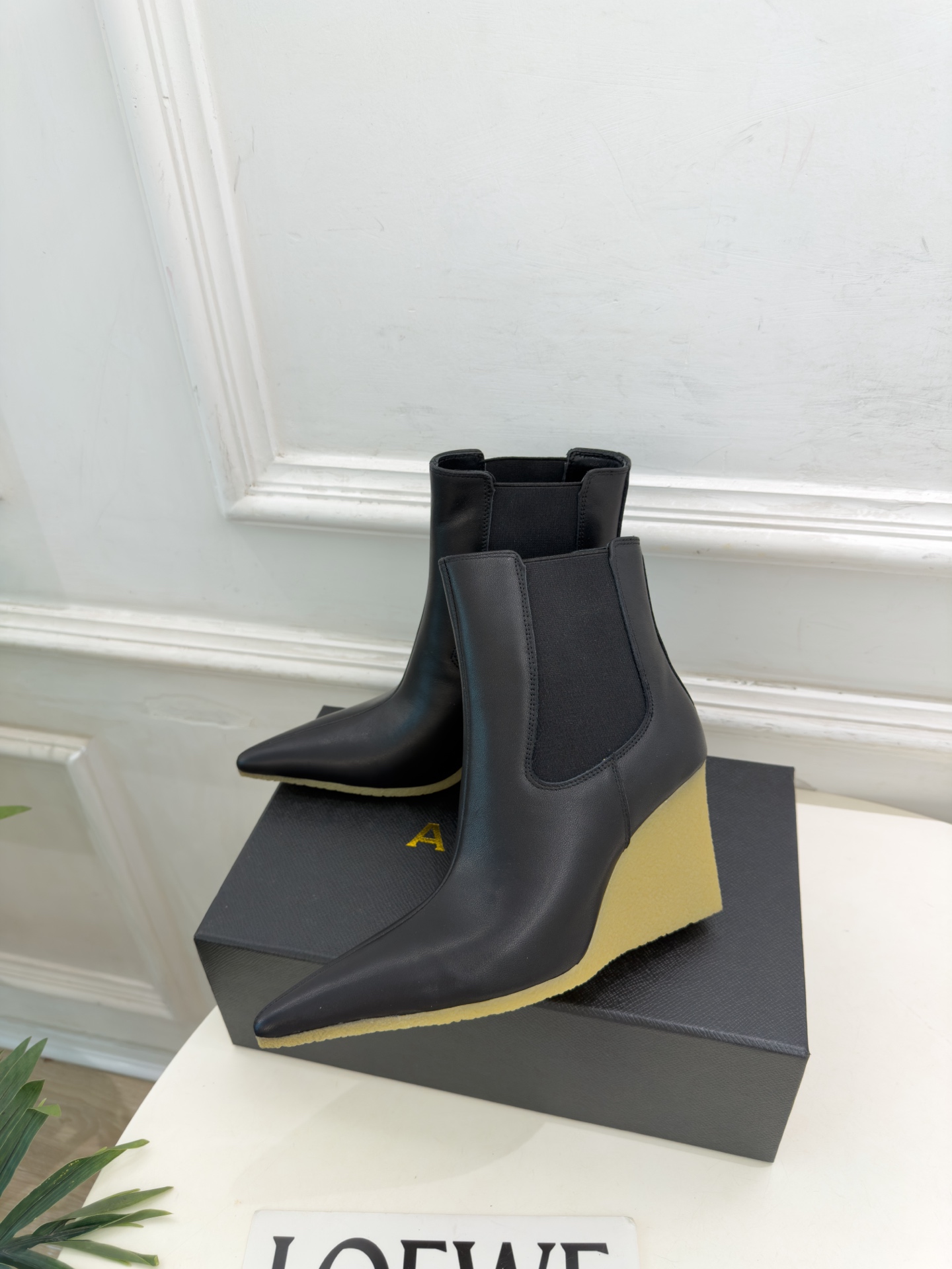 ALAÏA 阿莱亚26𝐬𝐬   2026秋冬新品 秀场同款 极简尖头立方体坡跟切尔西短靴 ————————— Alaïa