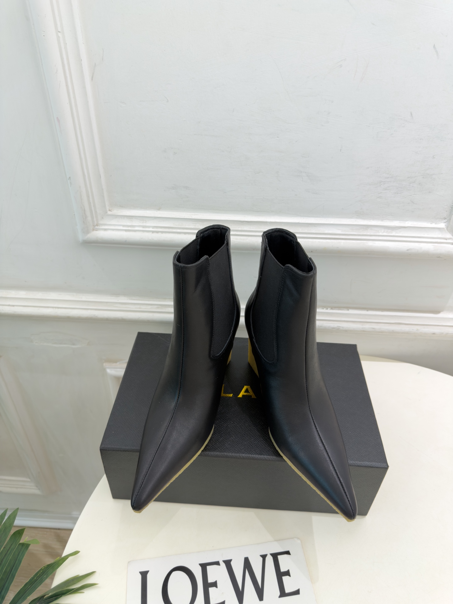 ALAÏA 阿莱亚26𝐬𝐬   2026秋冬新品 秀场同款 极简尖头立方体坡跟切尔西短靴 ————————— Alaïa
