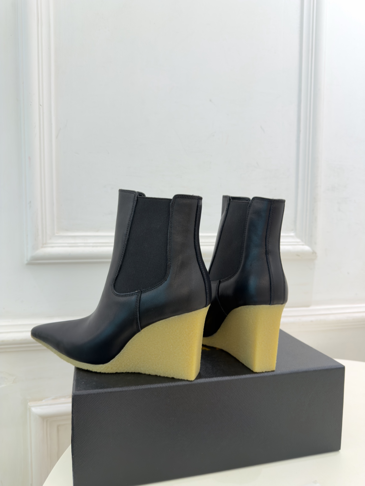 ALAÏA 阿莱亚26𝐬𝐬   2026秋冬新品 秀场同款 极简尖头立方体坡跟切尔西短靴 ————————— Alaïa