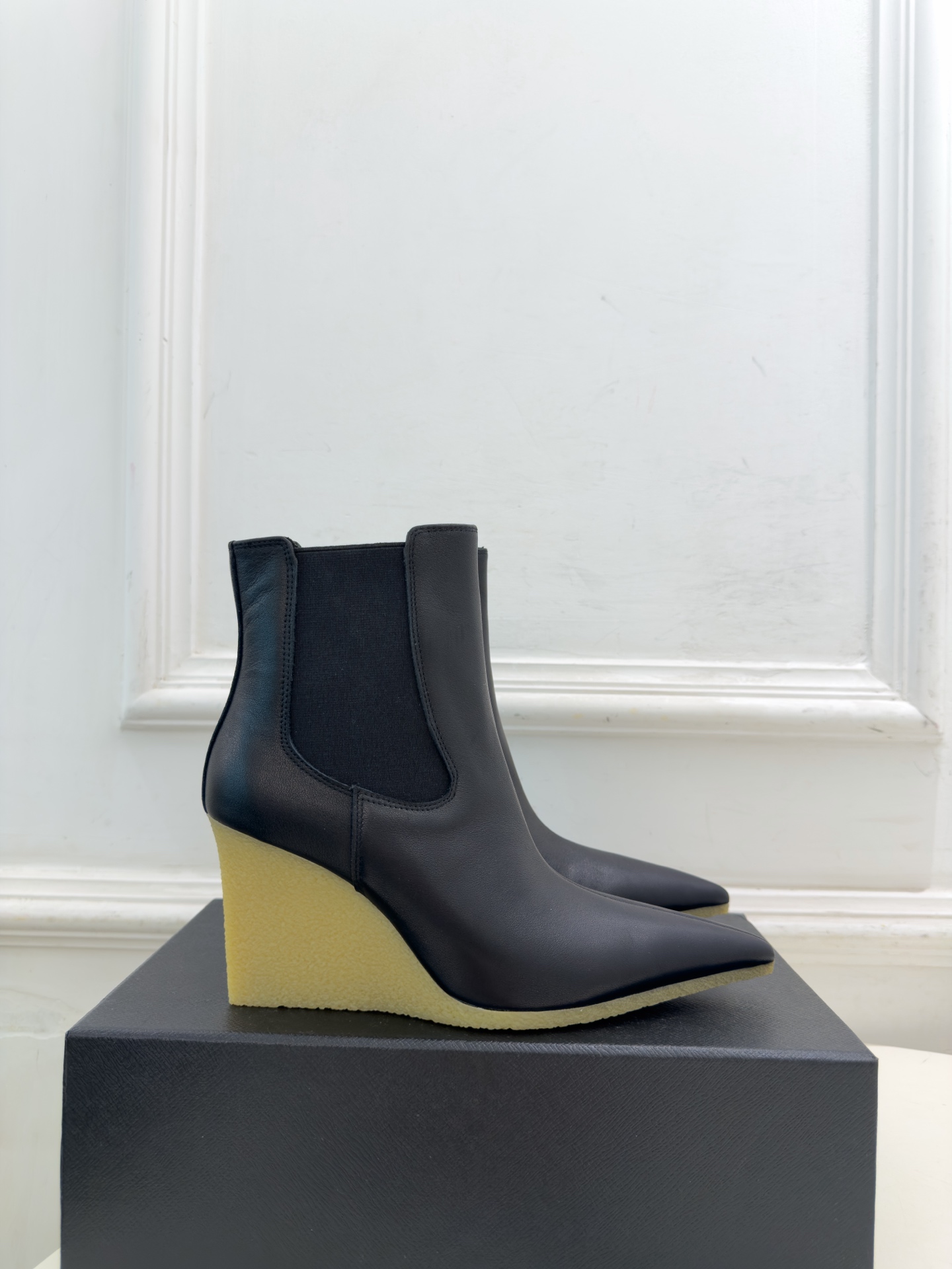 ALAÏA 阿莱亚26𝐬𝐬   2026秋冬新品 秀场同款 极简尖头立方体坡跟切尔西短靴 ————————— Alaïa