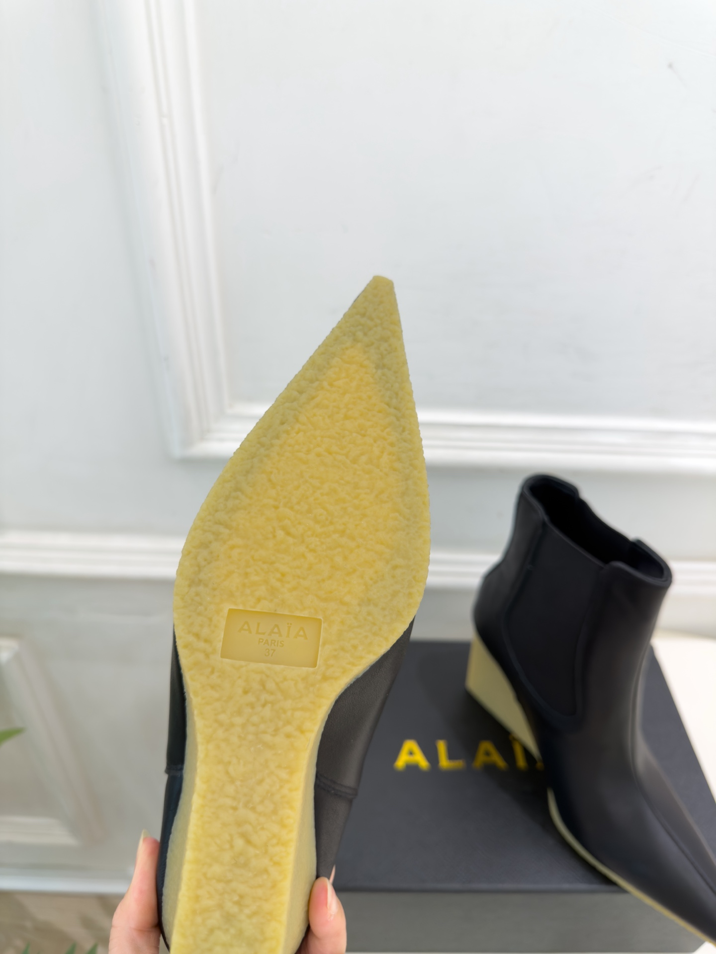 ALAÏA 阿莱亚26𝐬𝐬   2026秋冬新品 秀场同款 极简尖头立方体坡跟切尔西短靴 ————————— Alaïa