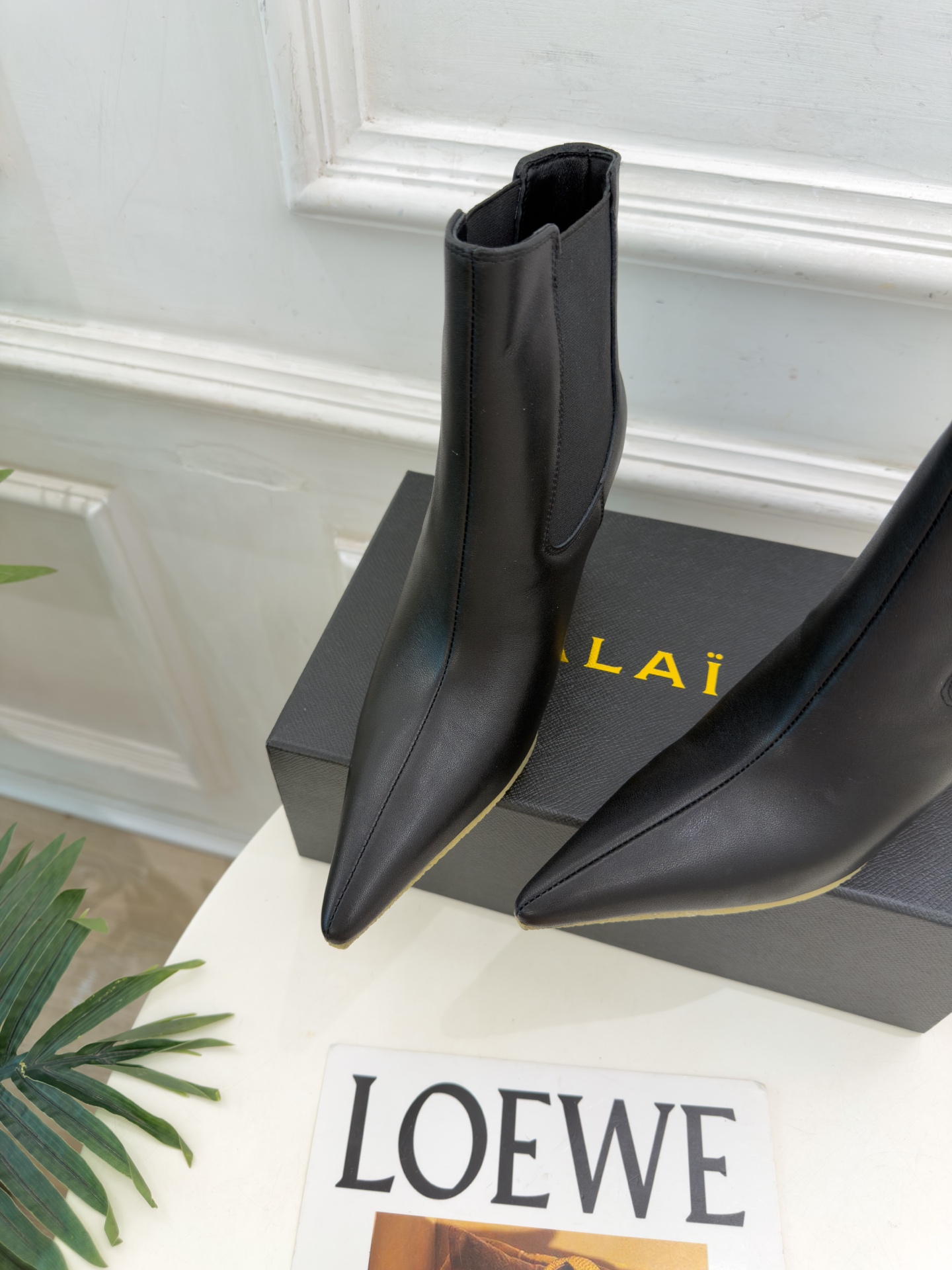 ALAÏA 阿莱亚26𝐬𝐬   2026秋冬新品 秀场同款 极简尖头立方体坡跟切尔西短靴 ————————— Alaïa