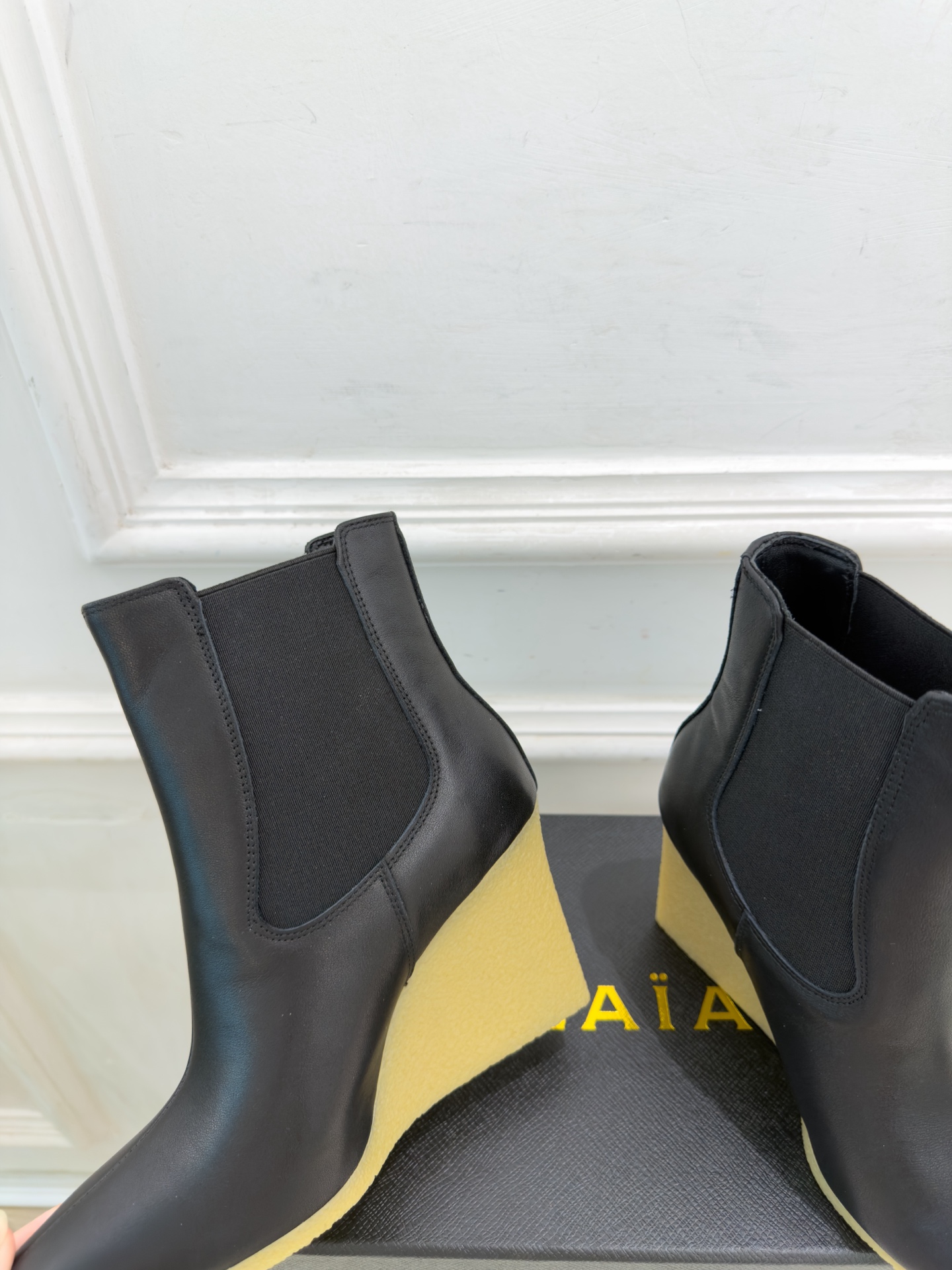 ALAÏA 阿莱亚26𝐬𝐬   2026秋冬新品 秀场同款 极简尖头立方体坡跟切尔西短靴 ————————— Alaïa