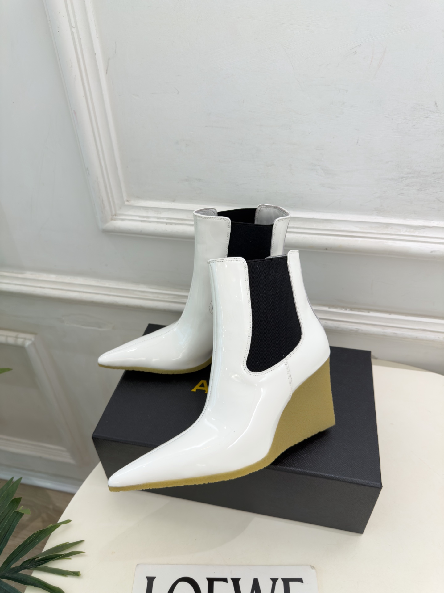 ALAÏA 阿莱亚26𝐬𝐬 2026秋冬新品 秀场同款 极简尖头立方体坡跟切尔西短靴 ————————— Alaïa ALAÏA 阿莱亚26𝐬𝐬 2026秋冬新品 秀场同款 极简尖头立方体坡跟切尔西短靴 ————————— Alaïa