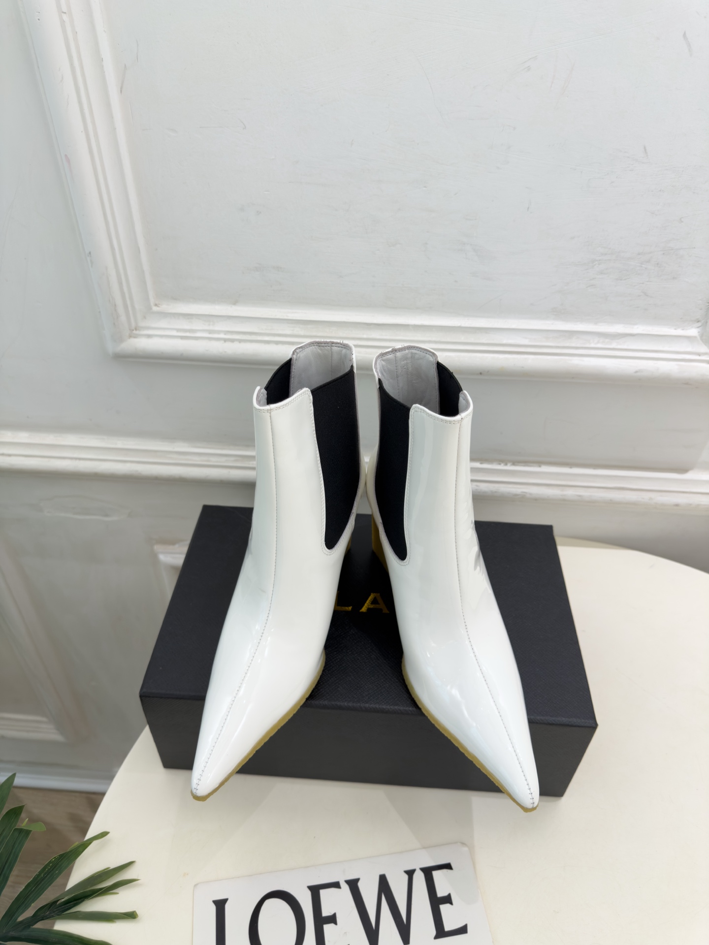 ALAÏA 阿莱亚26𝐬𝐬   2026秋冬新品 秀场同款 极简尖头立方体坡跟切尔西短靴 ————————— Alaïa
