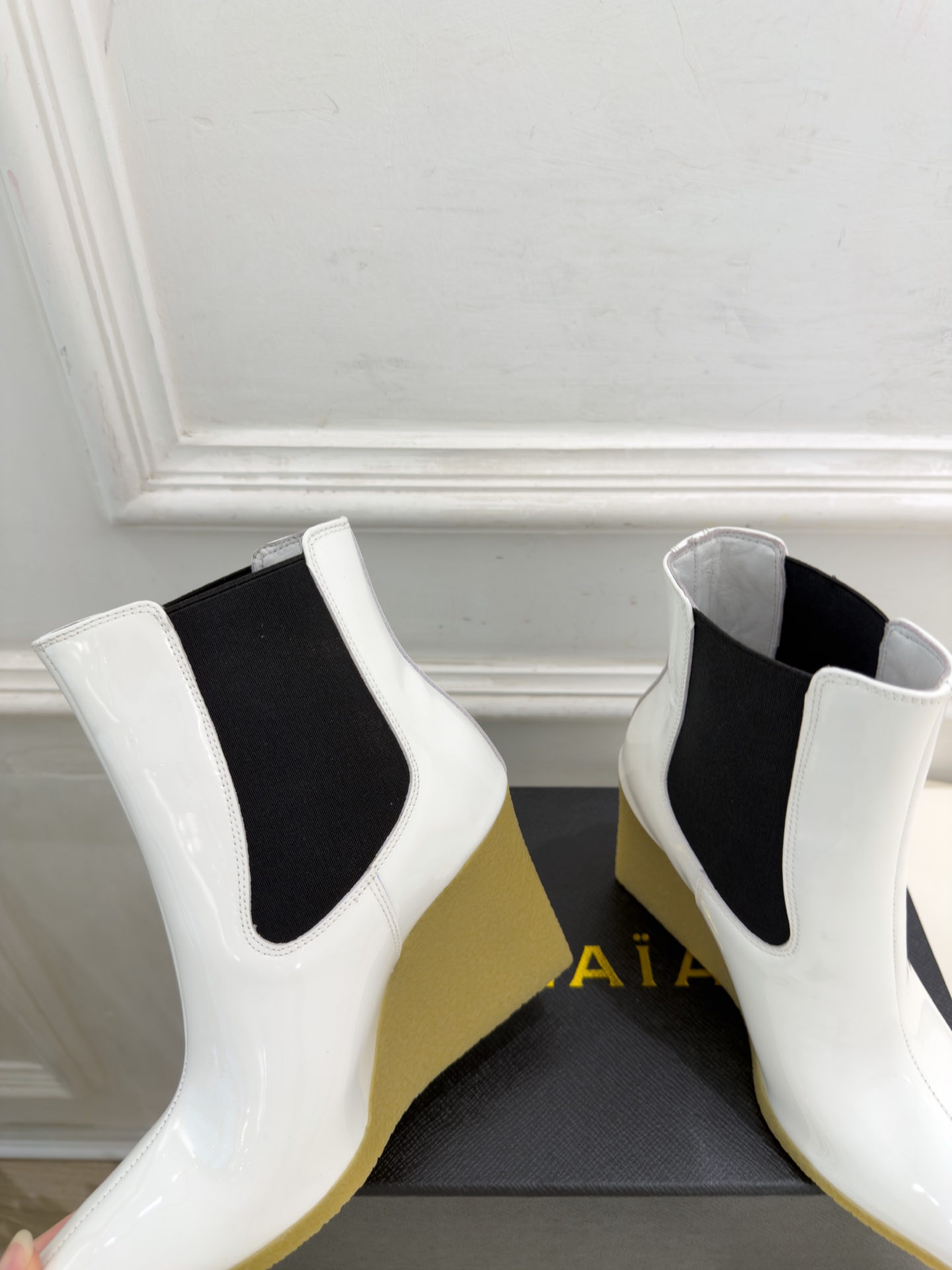 ALAÏA 阿莱亚26𝐬𝐬 2026秋冬新品 秀场同款 极简尖头立方体坡跟切尔西短靴 ————————— Alaïa ALAÏA 阿莱亚26𝐬𝐬 2026秋冬新品 秀场同款 极简尖头立方体坡跟切尔西短靴 ————————— Alaïa