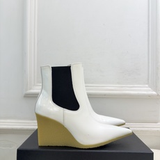 ALAÏA 阿莱亚26𝐬𝐬 2026秋冬新品 秀场同款 极简尖头立方体坡跟切尔西短靴 ————————— Alaïa ALAÏA 阿莱亚26𝐬𝐬 2026秋冬新品 秀场同款 极简尖头立方体坡跟切尔西短靴 ————————— Alaïa