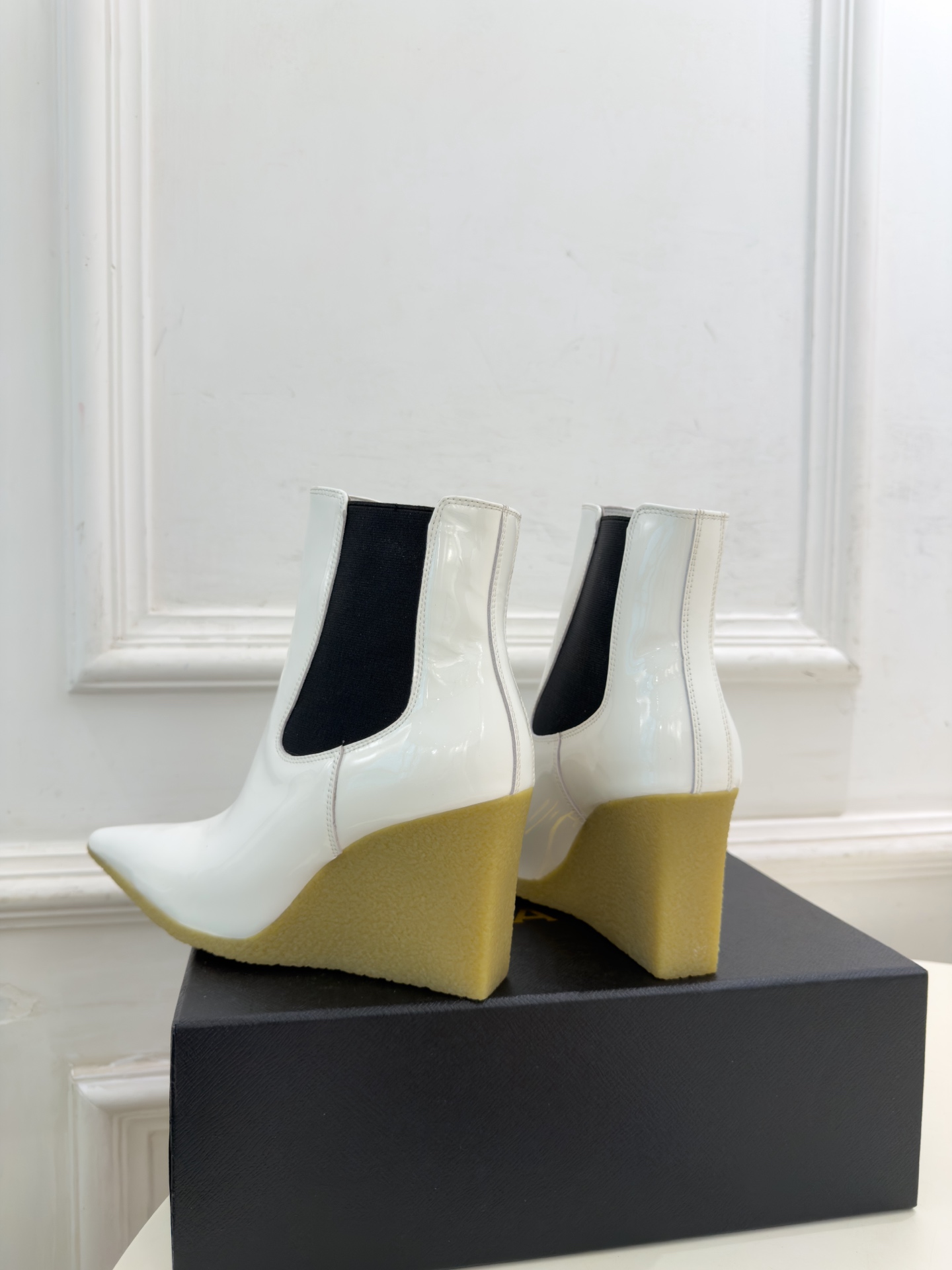 ALAÏA 阿莱亚26𝐬𝐬 2026秋冬新品 秀场同款 极简尖头立方体坡跟切尔西短靴 ————————— Alaïa ALAÏA 阿莱亚26𝐬𝐬 2026秋冬新品 秀场同款 极简尖头立方体坡跟切尔西短靴 ————————— Alaïa