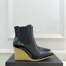 ALAÏA 阿莱亚26𝐬𝐬 2026秋冬新品 秀场同款 极简尖头立方体坡跟切尔西短靴 ————————— Alaïa ALAÏA 阿莱亚26𝐬𝐬 2026秋冬新品 秀场同款 极简尖头立方体坡跟切尔西短靴 ————————— Alaïa