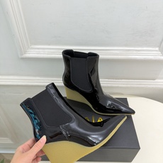 ALAÏA 阿莱亚26𝐬𝐬 2026秋冬新品 秀场同款 极简尖头立方体坡跟切尔西短靴 ————————— Alaïa ALAÏA 阿莱亚26𝐬𝐬 2026秋冬新品 秀场同款 极简尖头立方体坡跟切尔西短靴 ————————— Alaïa