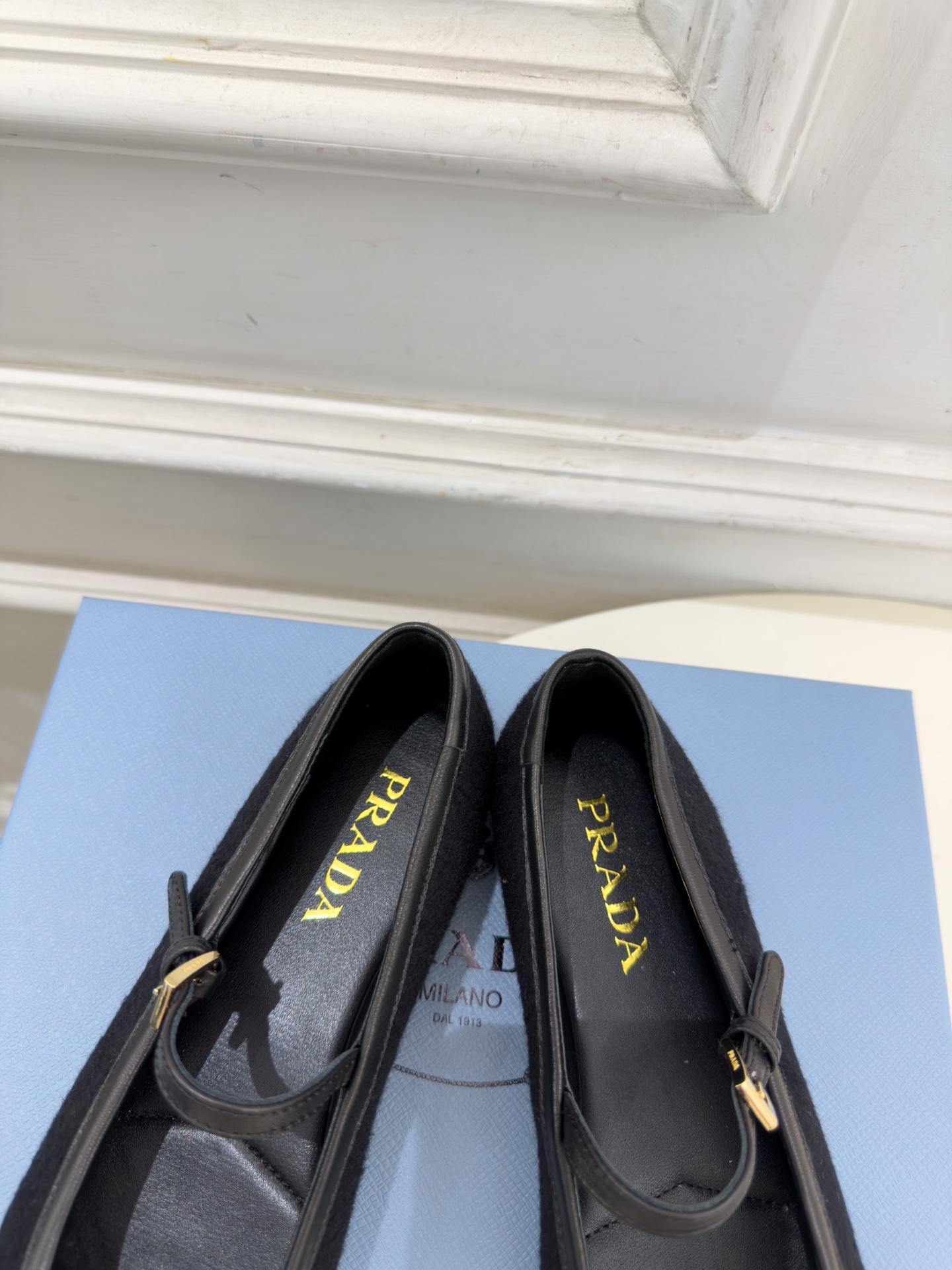 PRADA 普拉达 26𝐬𝐬 🌈2026秋冬新品 专柜走秀款 经典三角标平底玛丽珍鞋 系列上新〰 ◽鞋面:原版高定制 PRADA 普拉达 26𝐬𝐬 🌈2026秋冬新品 专柜走秀款 经典三角标平底玛丽珍鞋 系列上新〰 ◽鞋面:原版高定制