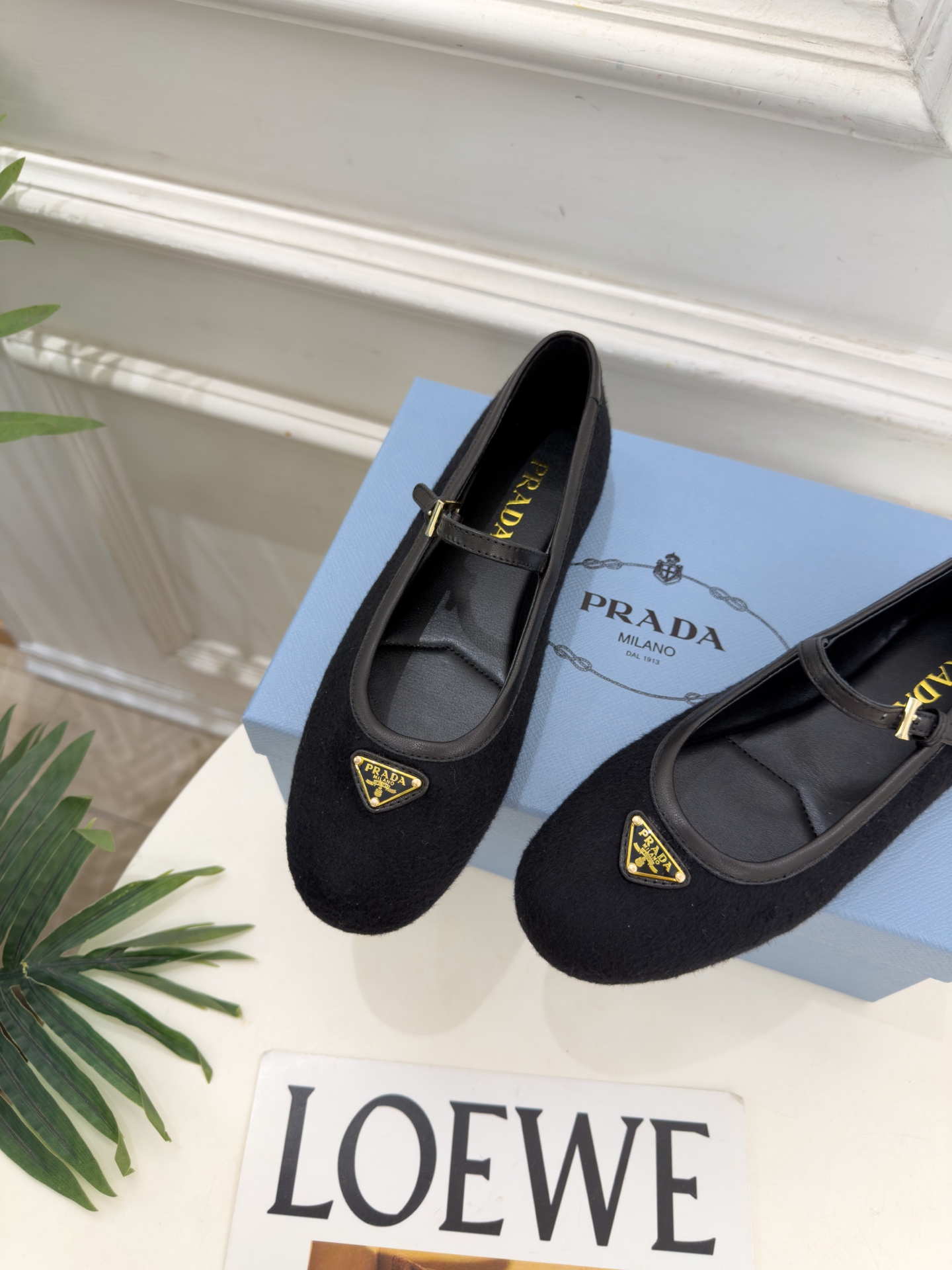 PRADA 普拉达 26𝐬𝐬 🌈2026秋冬新品 专柜走秀款 经典三角标平底玛丽珍鞋 系列上新〰 ◽鞋面:原版高定制 PRADA 普拉达 26𝐬𝐬 🌈2026秋冬新品 专柜走秀款 经典三角标平底玛丽珍鞋 系列上新〰 ◽鞋面:原版高定制