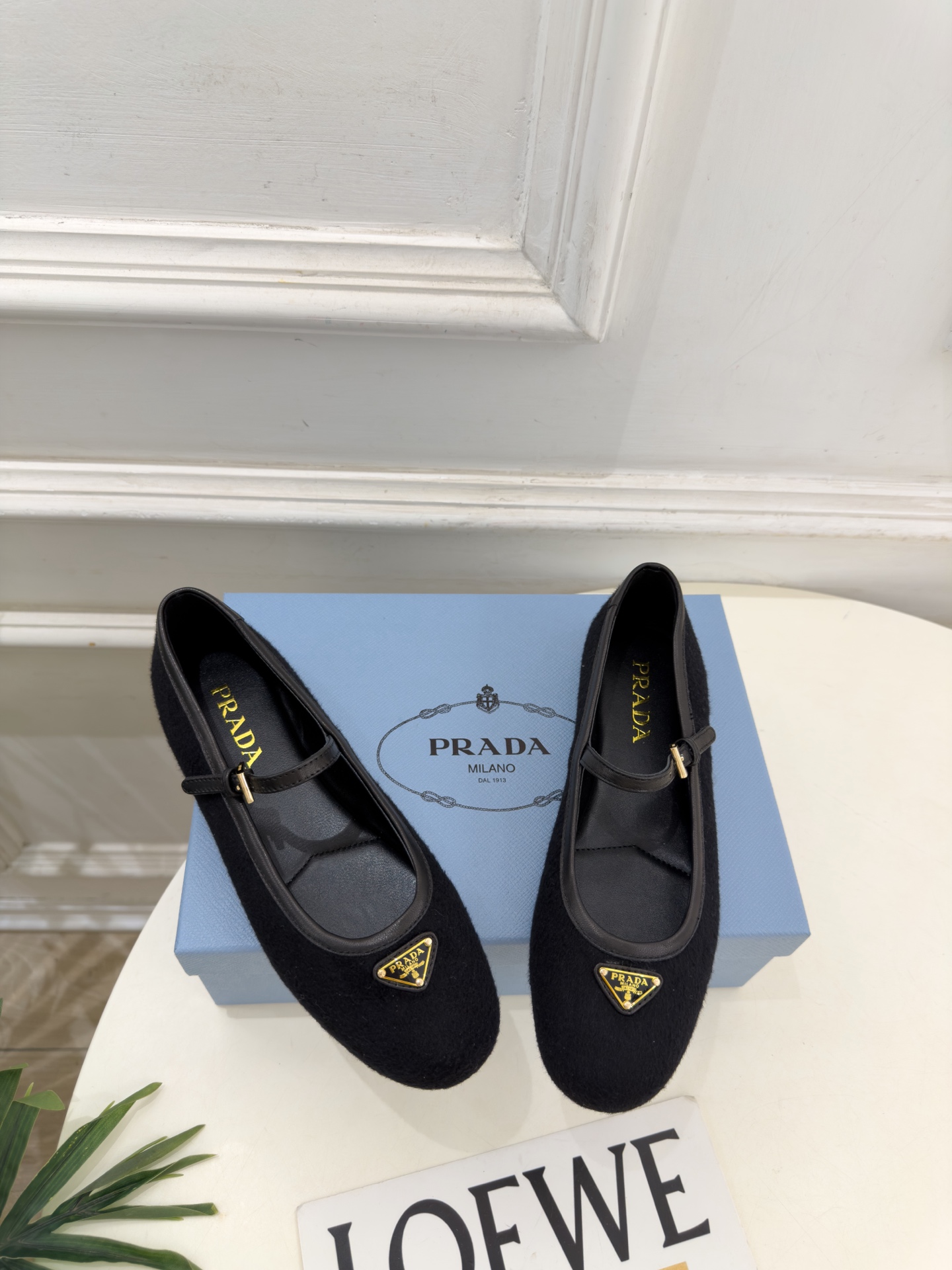 PRADA 普拉达 26𝐬𝐬 🌈2026秋冬新品 专柜走秀款 经典三角标平底玛丽珍鞋 系列上新〰 ◽鞋面:原版高定制 PRADA 普拉达 26𝐬𝐬 🌈2026秋冬新品 专柜走秀款 经典三角标平底玛丽珍鞋 系列上新〰 ◽鞋面:原版高定制