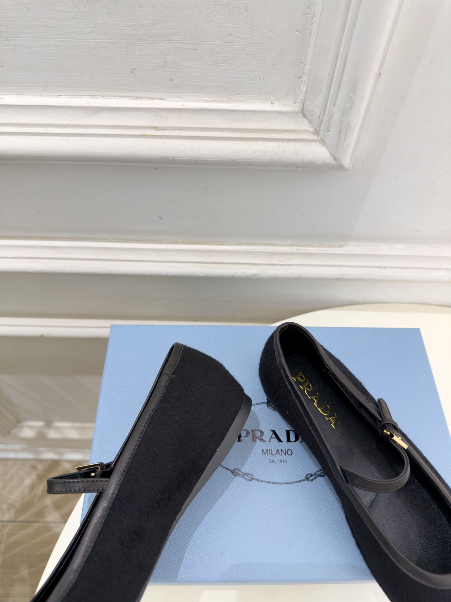 PRADA 普拉达 26𝐬𝐬 🌈2026秋冬新品 专柜走秀款 经典三角标平底玛丽珍鞋 系列上新〰 ◽鞋面:原版高定制 PRADA 普拉达 26𝐬𝐬 🌈2026秋冬新品 专柜走秀款 经典三角标平底玛丽珍鞋 系列上新〰 ◽鞋面:原版高定制