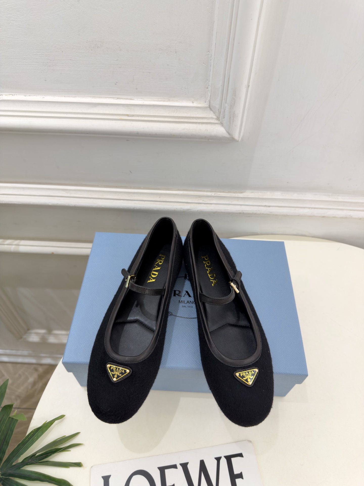 PRADA 普拉达  26𝐬𝐬  🌈2026秋冬新品 专柜走秀款 经典三角标平底玛丽珍鞋 系列上新〰 ◽鞋面：原版高定制