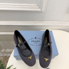 PRADA 普拉达 26𝐬𝐬 🌈2026秋冬新品 专柜走秀款 经典三角标平底玛丽珍鞋 系列上新〰 ◽鞋面:原版高定制 PRADA 普拉达 26𝐬𝐬 🌈2026秋冬新品 专柜走秀款 经典三角标平底玛丽珍鞋 系列上新〰 ◽鞋面:原版高定制