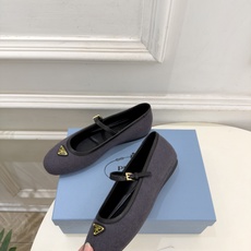 PRADA 普拉达 26𝐬𝐬 🌈2026秋冬新品 专柜走秀款 经典三角标平底玛丽珍鞋 系列上新〰 ◽鞋面:原版高定制 PRADA 普拉达 26𝐬𝐬 🌈2026秋冬新品 专柜走秀款 经典三角标平底玛丽珍鞋 系列上新〰 ◽鞋面:原版高定制