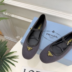 PRADA 普拉达 26𝐬𝐬 🌈2026秋冬新品 专柜走秀款 经典三角标平底玛丽珍鞋 系列上新〰 ◽鞋面:原版高定制 PRADA 普拉达 26𝐬𝐬 🌈2026秋冬新品 专柜走秀款 经典三角标平底玛丽珍鞋 系列上新〰 ◽鞋面:原版高定制