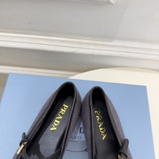 PRADA 普拉达 26𝐬𝐬 🌈2026秋冬新品 专柜走秀款 经典三角标平底玛丽珍鞋 系列上新〰 ◽鞋面:原版高定制 PRADA 普拉达 26𝐬𝐬 🌈2026秋冬新品 专柜走秀款 经典三角标平底玛丽珍鞋 系列上新〰 ◽鞋面:原版高定制