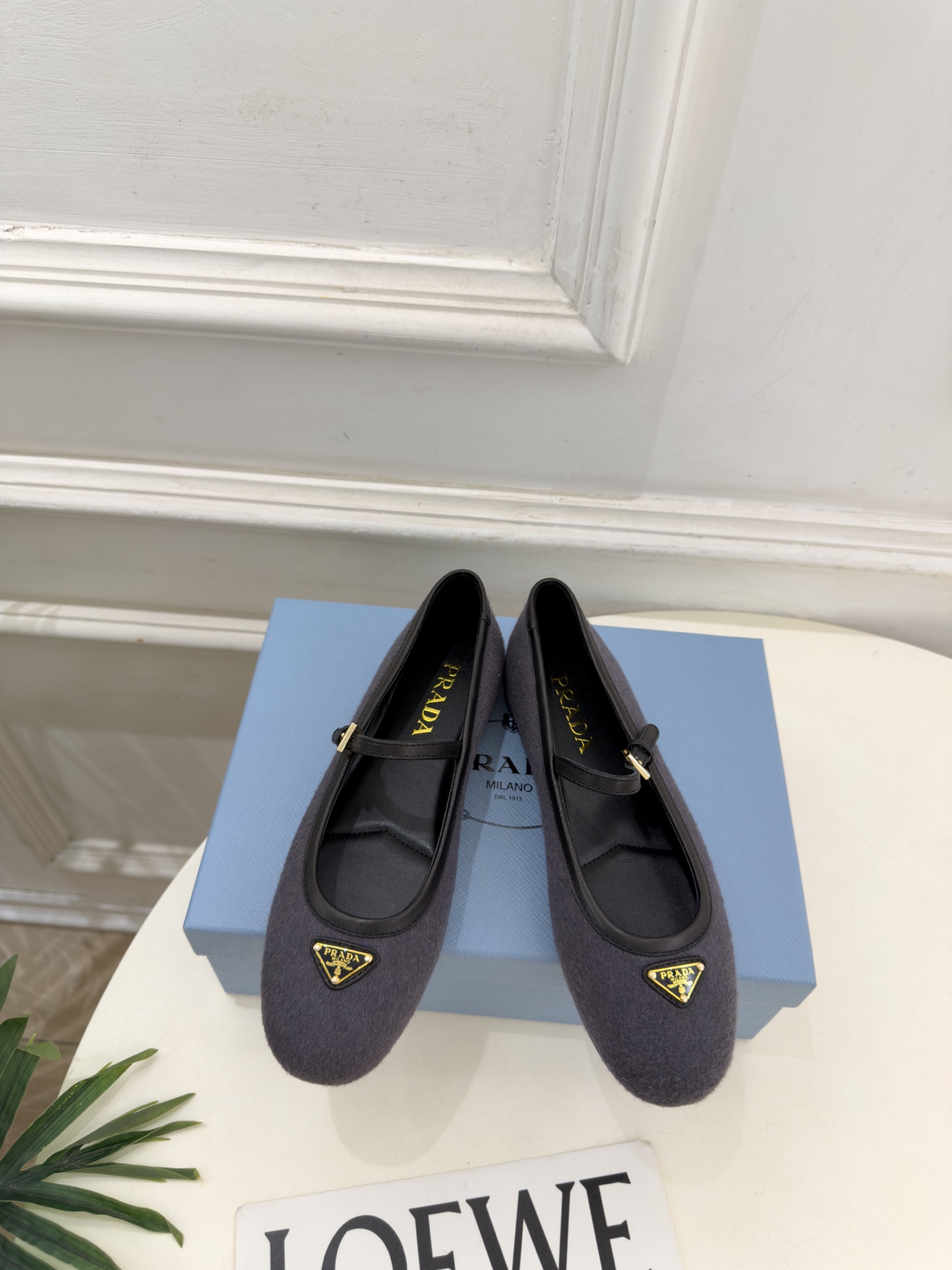 PRADA 普拉达  26𝐬𝐬  🌈2026秋冬新品 专柜走秀款 经典三角标平底玛丽珍鞋 系列上新〰 ◽鞋面：原版高定制