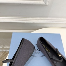PRADA 普拉达 26𝐬𝐬 🌈2026秋冬新品 专柜走秀款 经典三角标平底玛丽珍鞋 系列上新〰 ◽鞋面:原版高定制 PRADA 普拉达 26𝐬𝐬 🌈2026秋冬新品 专柜走秀款 经典三角标平底玛丽珍鞋 系列上新〰 ◽鞋面:原版高定制