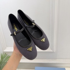 PRADA 普拉达 26𝐬𝐬 🌈2026秋冬新品 专柜走秀款 经典三角标平底玛丽珍鞋 系列上新〰 ◽鞋面:原版高定制 PRADA 普拉达 26𝐬𝐬 🌈2026秋冬新品 专柜走秀款 经典三角标平底玛丽珍鞋 系列上新〰 ◽鞋面:原版高定制