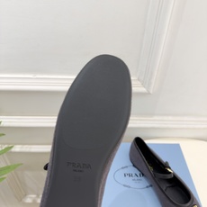 PRADA 普拉达 26𝐬𝐬 🌈2026秋冬新品 专柜走秀款 经典三角标平底玛丽珍鞋 系列上新〰 ◽鞋面:原版高定制 PRADA 普拉达 26𝐬𝐬 🌈2026秋冬新品 专柜走秀款 经典三角标平底玛丽珍鞋 系列上新〰 ◽鞋面:原版高定制