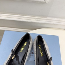 PRADA 普拉达 26𝐬𝐬 🌈2026秋冬新品 专柜走秀款 经典三角标平底玛丽珍鞋 系列上新〰 ◽鞋面:原版高定制 PRADA 普拉达 26𝐬𝐬 🌈2026秋冬新品 专柜走秀款 经典三角标平底玛丽珍鞋 系列上新〰 ◽鞋面:原版高定制