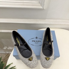 PRADA 普拉达 26𝐬𝐬 🌈2026秋冬新品 专柜走秀款 经典三角标平底玛丽珍鞋 系列上新〰 ◽鞋面:原版高定制 PRADA 普拉达 26𝐬𝐬 🌈2026秋冬新品 专柜走秀款 经典三角标平底玛丽珍鞋 系列上新〰 ◽鞋面:原版高定制