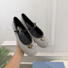 PRADA 普拉达 26𝐬𝐬 🌈2026秋冬新品 专柜走秀款 经典三角标平底玛丽珍鞋 系列上新〰 ◽鞋面:原版高定制 PRADA 普拉达 26𝐬𝐬 🌈2026秋冬新品 专柜走秀款 经典三角标平底玛丽珍鞋 系列上新〰 ◽鞋面:原版高定制
