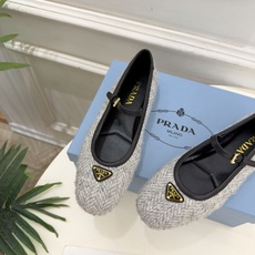 PRADA 普拉达 26𝐬𝐬 🌈2026秋冬新品 专柜走秀款 经典三角标平底玛丽珍鞋 系列上新〰 ◽鞋面:原版高定制 PRADA 普拉达 26𝐬𝐬 🌈2026秋冬新品 专柜走秀款 经典三角标平底玛丽珍鞋 系列上新〰 ◽鞋面:原版高定制