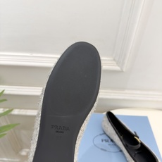 PRADA 普拉达 26𝐬𝐬 🌈2026秋冬新品 专柜走秀款 经典三角标平底玛丽珍鞋 系列上新〰 ◽鞋面:原版高定制 PRADA 普拉达 26𝐬𝐬 🌈2026秋冬新品 专柜走秀款 经典三角标平底玛丽珍鞋 系列上新〰 ◽鞋面:原版高定制