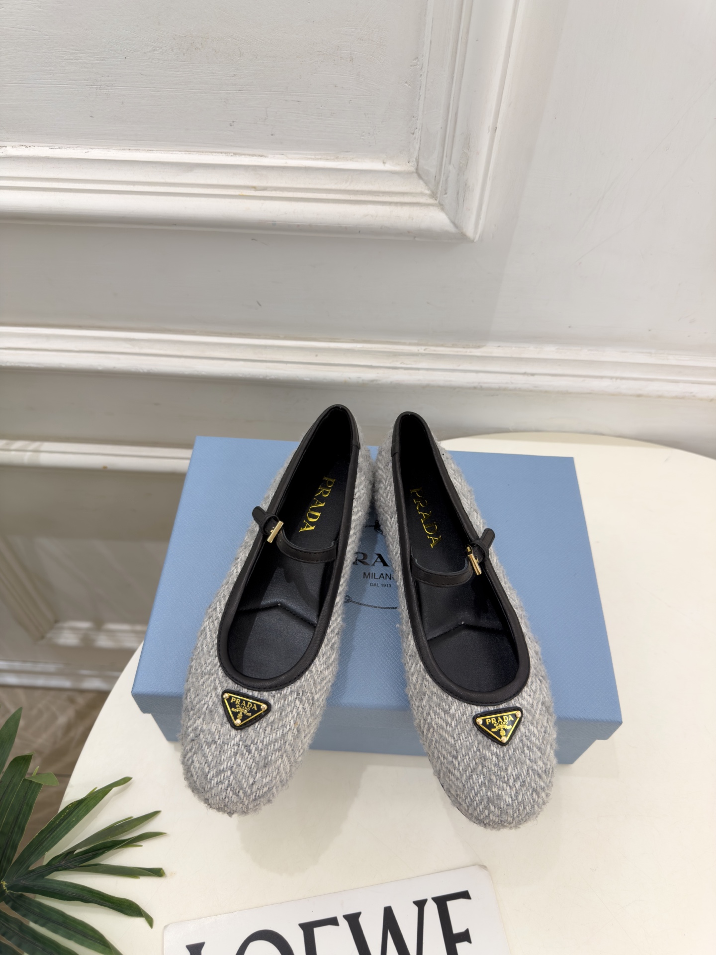 PRADA 普拉达  26𝐬𝐬  🌈2026秋冬新品 专柜走秀款 经典三角标平底玛丽珍鞋 系列上新〰 ◽鞋面：原版高定制