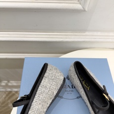 PRADA 普拉达 26𝐬𝐬 🌈2026秋冬新品 专柜走秀款 经典三角标平底玛丽珍鞋 系列上新〰 ◽鞋面:原版高定制 PRADA 普拉达 26𝐬𝐬 🌈2026秋冬新品 专柜走秀款 经典三角标平底玛丽珍鞋 系列上新〰 ◽鞋面:原版高定制