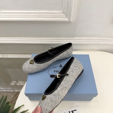 PRADA 普拉达 26𝐬𝐬 🌈2026秋冬新品 专柜走秀款 经典三角标平底玛丽珍鞋 系列上新〰 ◽鞋面:原版高定制 PRADA 普拉达 26𝐬𝐬 🌈2026秋冬新品 专柜走秀款 经典三角标平底玛丽珍鞋 系列上新〰 ◽鞋面:原版高定制