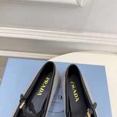 PRADA 普拉达 26𝐬𝐬 🌈2026秋冬新品 专柜走秀款 经典三角标平底玛丽珍鞋 系列上新〰 ◽鞋面:原版高定制 PRADA 普拉达 26𝐬𝐬 🌈2026秋冬新品 专柜走秀款 经典三角标平底玛丽珍鞋 系列上新〰 ◽鞋面:原版高定制