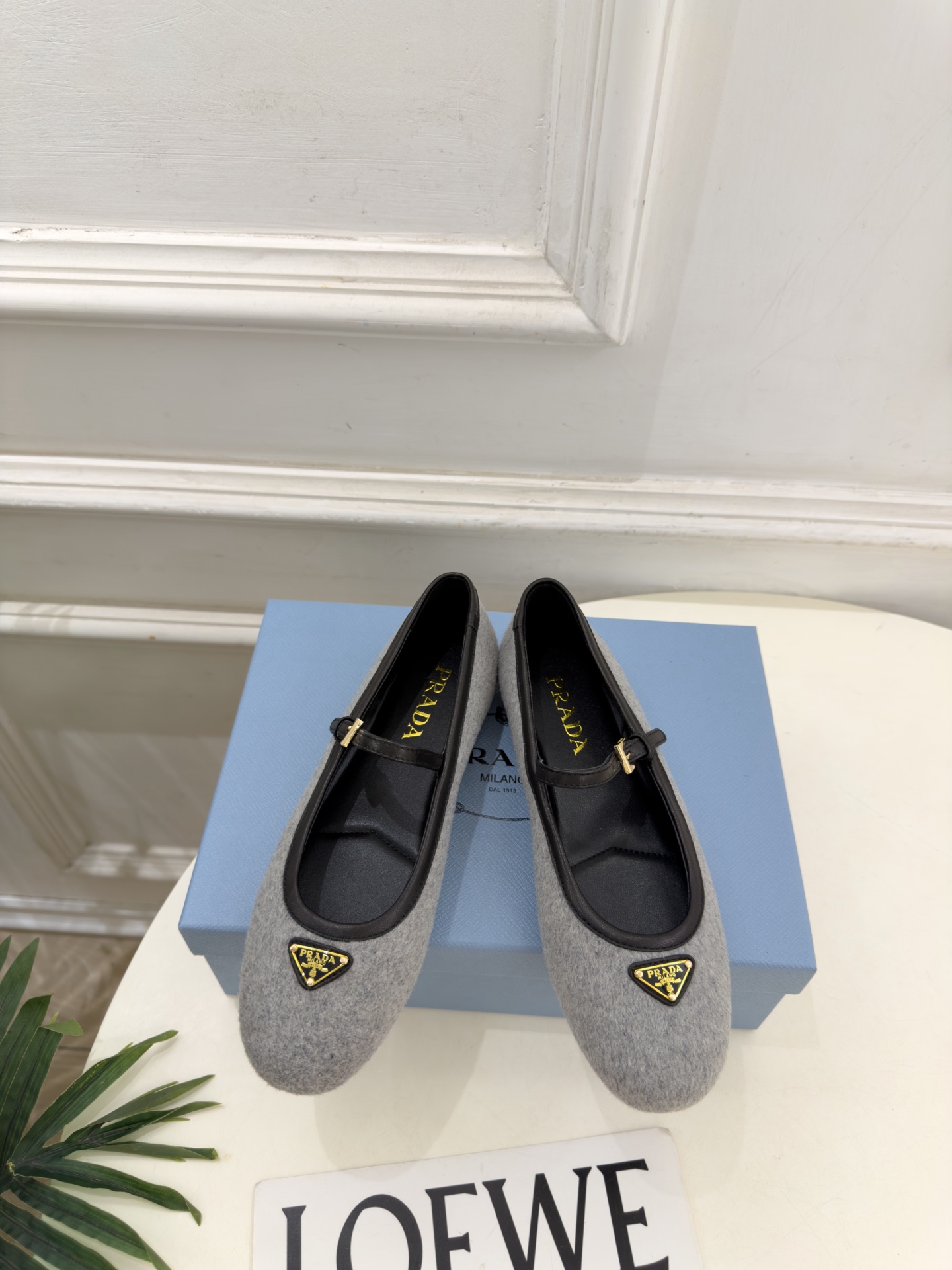 PRADA 普拉达  26𝐬𝐬  🌈2026秋冬新品 专柜走秀款 经典三角标平底玛丽珍鞋 系列上新〰 ◽鞋面：原版高定制