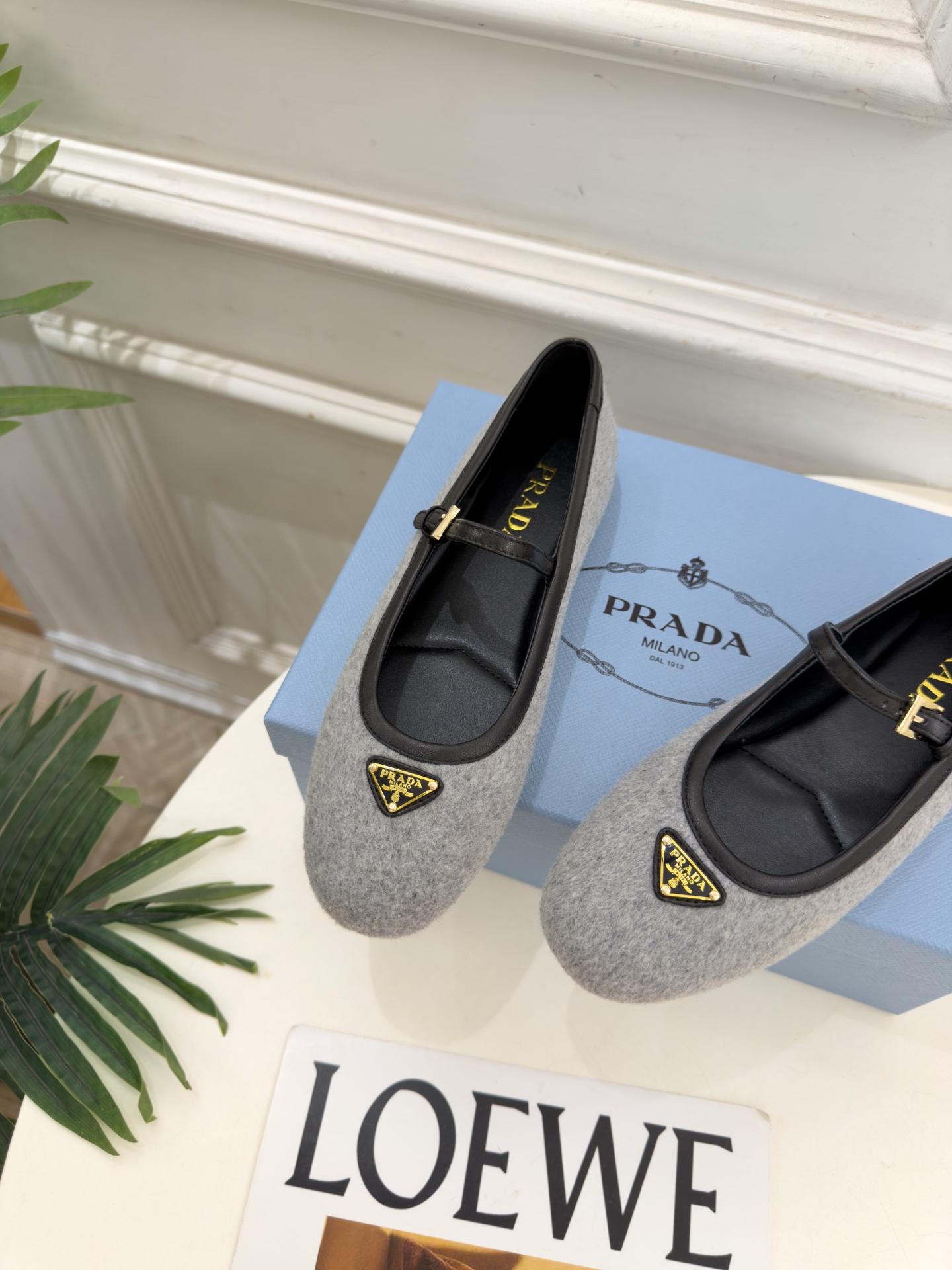 PRADA 普拉达 26𝐬𝐬 🌈2026秋冬新品 专柜走秀款 经典三角标平底玛丽珍鞋 系列上新〰 ◽鞋面:原版高定制 PRADA 普拉达 26𝐬𝐬 🌈2026秋冬新品 专柜走秀款 经典三角标平底玛丽珍鞋 系列上新〰 ◽鞋面:原版高定制
