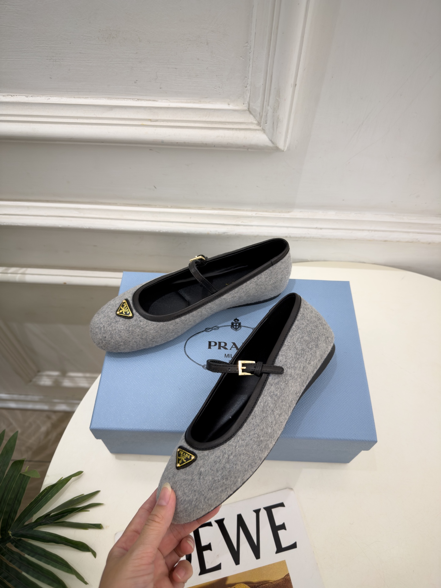PRADA 普拉达 26𝐬𝐬 🌈2026秋冬新品 专柜走秀款 经典三角标平底玛丽珍鞋 系列上新〰 ◽鞋面:原版高定制 PRADA 普拉达 26𝐬𝐬 🌈2026秋冬新品 专柜走秀款 经典三角标平底玛丽珍鞋 系列上新〰 ◽鞋面:原版高定制