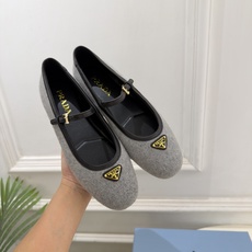 PRADA 普拉达 26𝐬𝐬 🌈2026秋冬新品 专柜走秀款 经典三角标平底玛丽珍鞋 系列上新〰 ◽鞋面:原版高定制 PRADA 普拉达 26𝐬𝐬 🌈2026秋冬新品 专柜走秀款 经典三角标平底玛丽珍鞋 系列上新〰 ◽鞋面:原版高定制