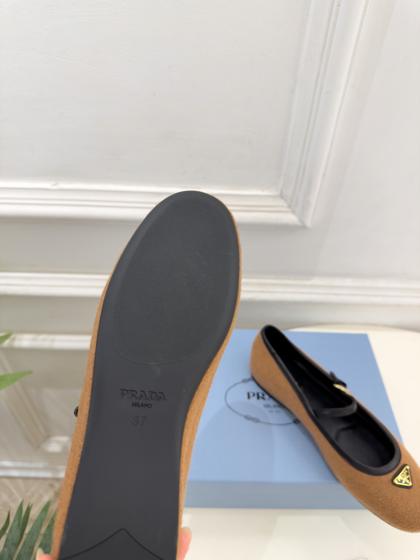 PRADA 普拉达 26𝐬𝐬 🌈2026秋冬新品 专柜走秀款 经典三角标平底玛丽珍鞋 系列上新〰 ◽鞋面:原版高定制 PRADA 普拉达 26𝐬𝐬 🌈2026秋冬新品 专柜走秀款 经典三角标平底玛丽珍鞋 系列上新〰 ◽鞋面:原版高定制