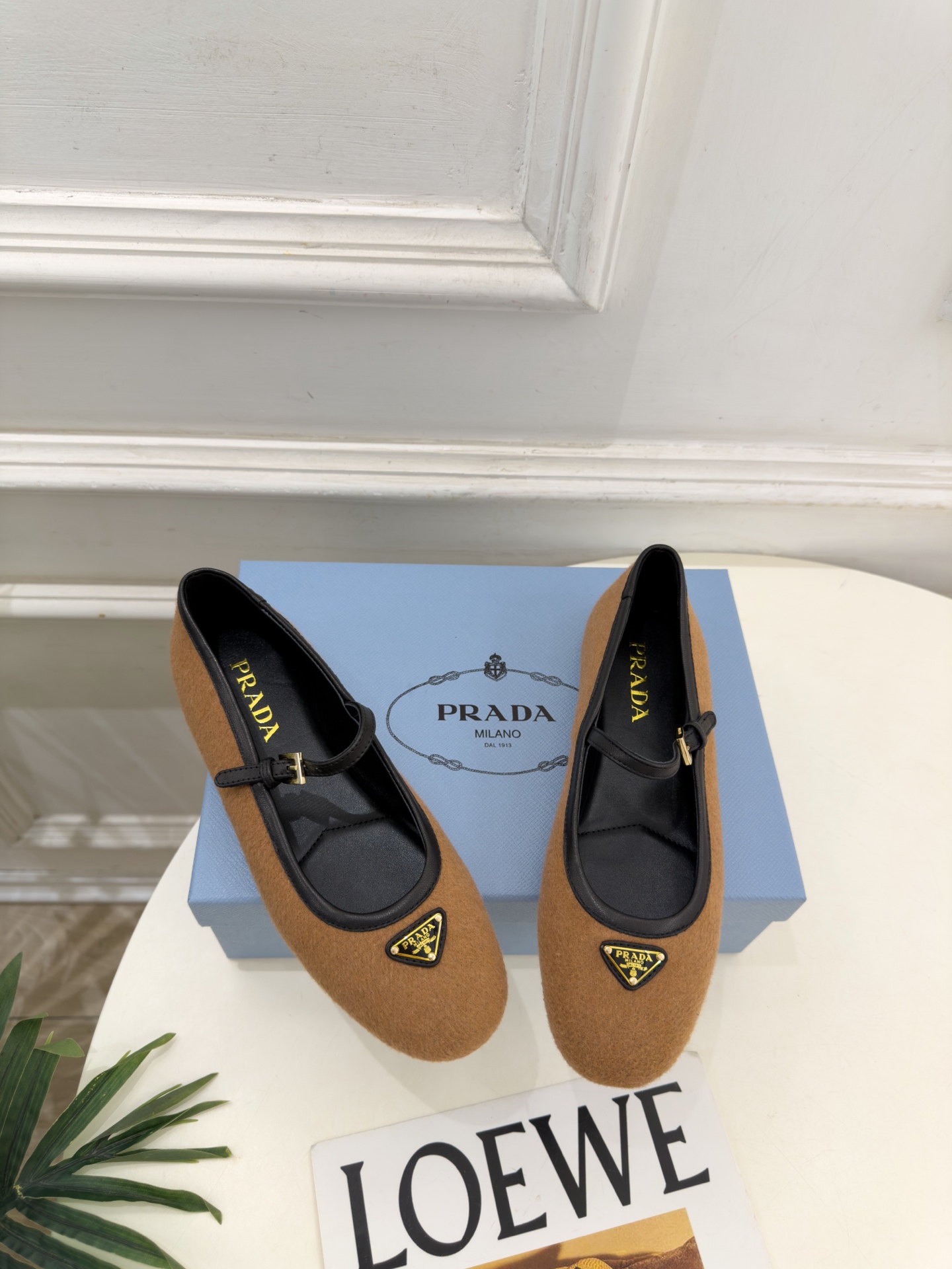 PRADA 普拉达 26𝐬𝐬 🌈2026秋冬新品 专柜走秀款 经典三角标平底玛丽珍鞋 系列上新〰 ◽鞋面:原版高定制 PRADA 普拉达 26𝐬𝐬 🌈2026秋冬新品 专柜走秀款 经典三角标平底玛丽珍鞋 系列上新〰 ◽鞋面:原版高定制