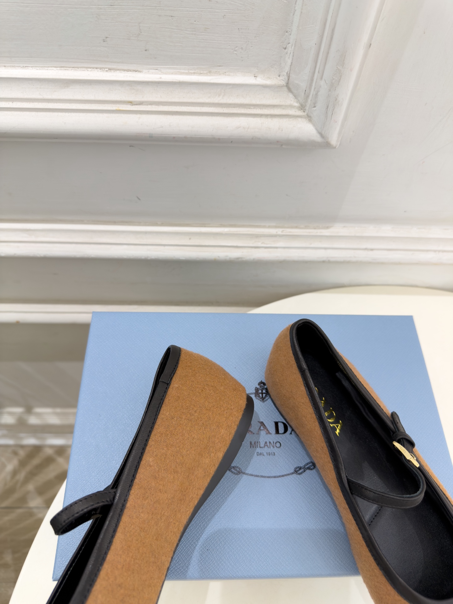 PRADA 普拉达 26𝐬𝐬 🌈2026秋冬新品 专柜走秀款 经典三角标平底玛丽珍鞋 系列上新〰 ◽鞋面:原版高定制 PRADA 普拉达 26𝐬𝐬 🌈2026秋冬新品 专柜走秀款 经典三角标平底玛丽珍鞋 系列上新〰 ◽鞋面:原版高定制