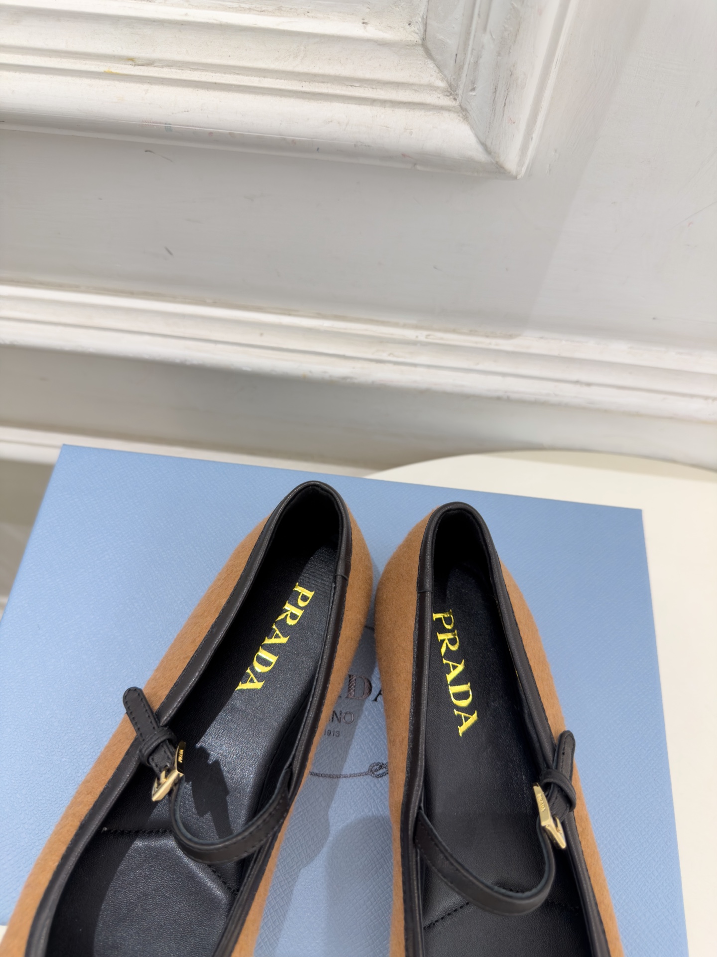 PRADA 普拉达 26𝐬𝐬 🌈2026秋冬新品 专柜走秀款 经典三角标平底玛丽珍鞋 系列上新〰 ◽鞋面:原版高定制 PRADA 普拉达 26𝐬𝐬 🌈2026秋冬新品 专柜走秀款 经典三角标平底玛丽珍鞋 系列上新〰 ◽鞋面:原版高定制