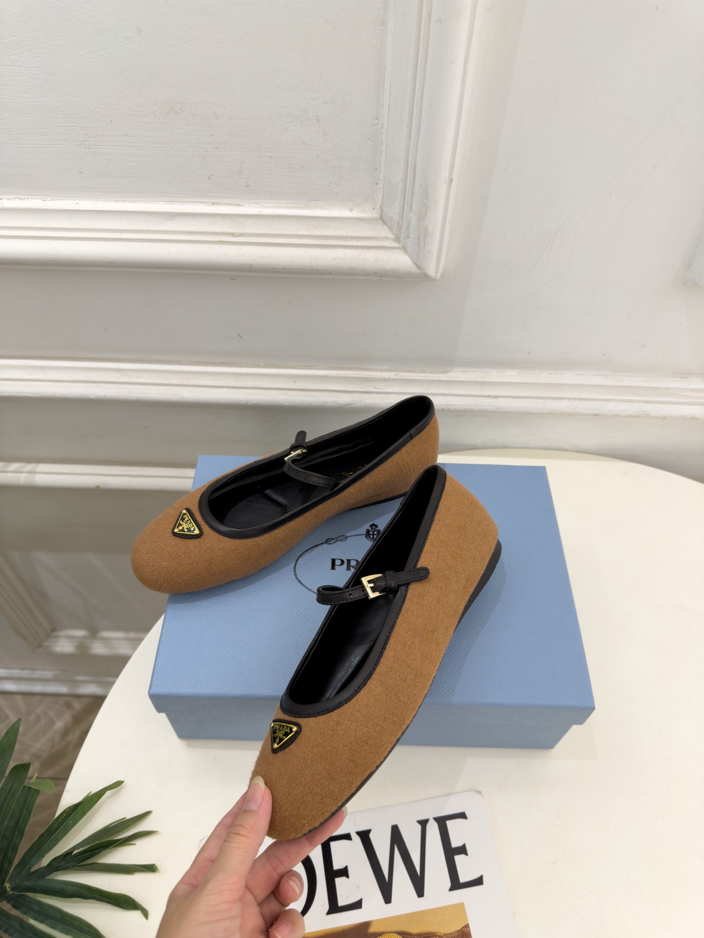 PRADA 普拉达 26𝐬𝐬 🌈2026秋冬新品 专柜走秀款 经典三角标平底玛丽珍鞋 系列上新〰 ◽鞋面:原版高定制 PRADA 普拉达 26𝐬𝐬 🌈2026秋冬新品 专柜走秀款 经典三角标平底玛丽珍鞋 系列上新〰 ◽鞋面:原版高定制