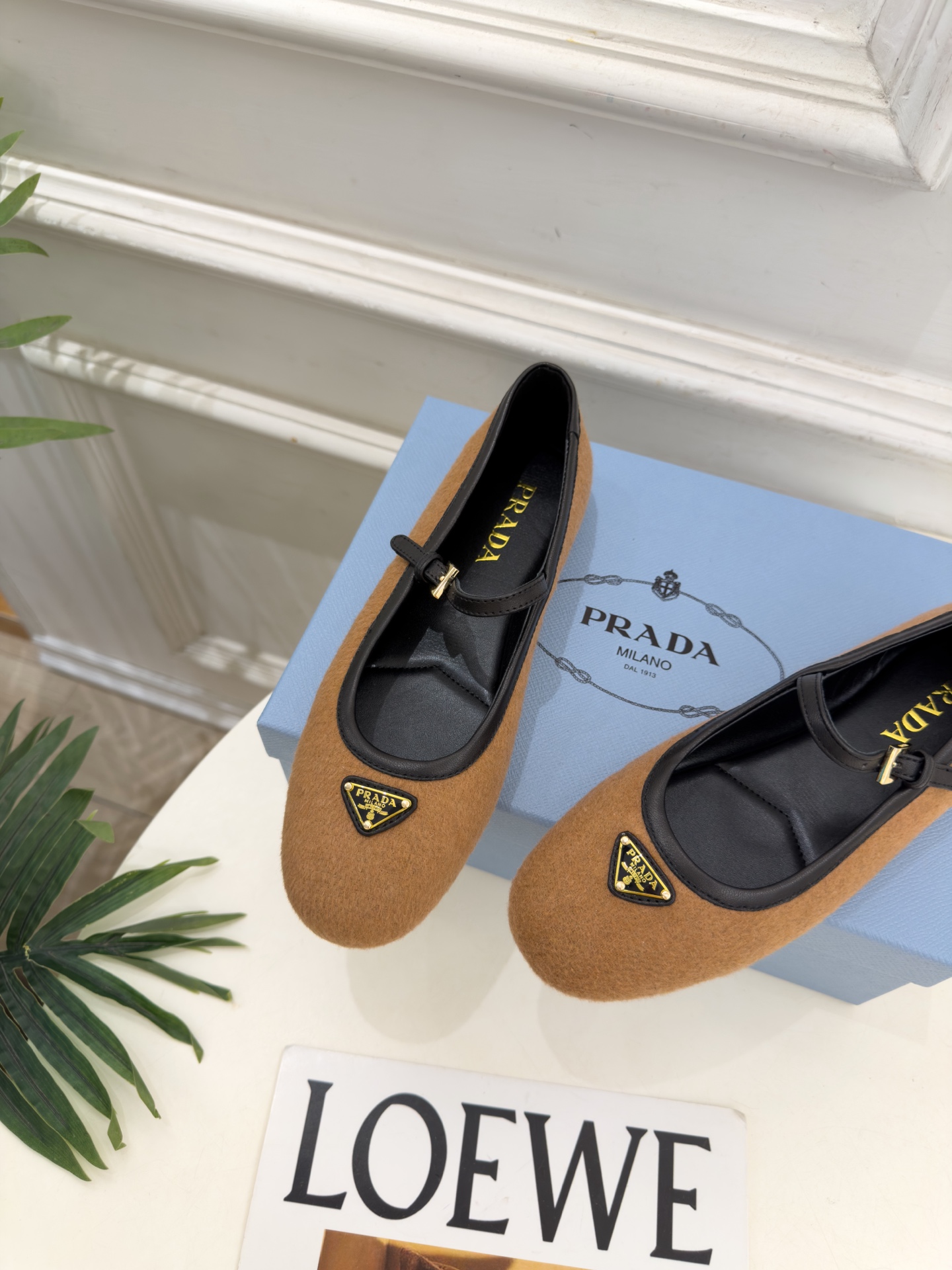 PRADA 普拉达 26𝐬𝐬 🌈2026秋冬新品 专柜走秀款 经典三角标平底玛丽珍鞋 系列上新〰 ◽鞋面:原版高定制 PRADA 普拉达 26𝐬𝐬 🌈2026秋冬新品 专柜走秀款 经典三角标平底玛丽珍鞋 系列上新〰 ◽鞋面:原版高定制