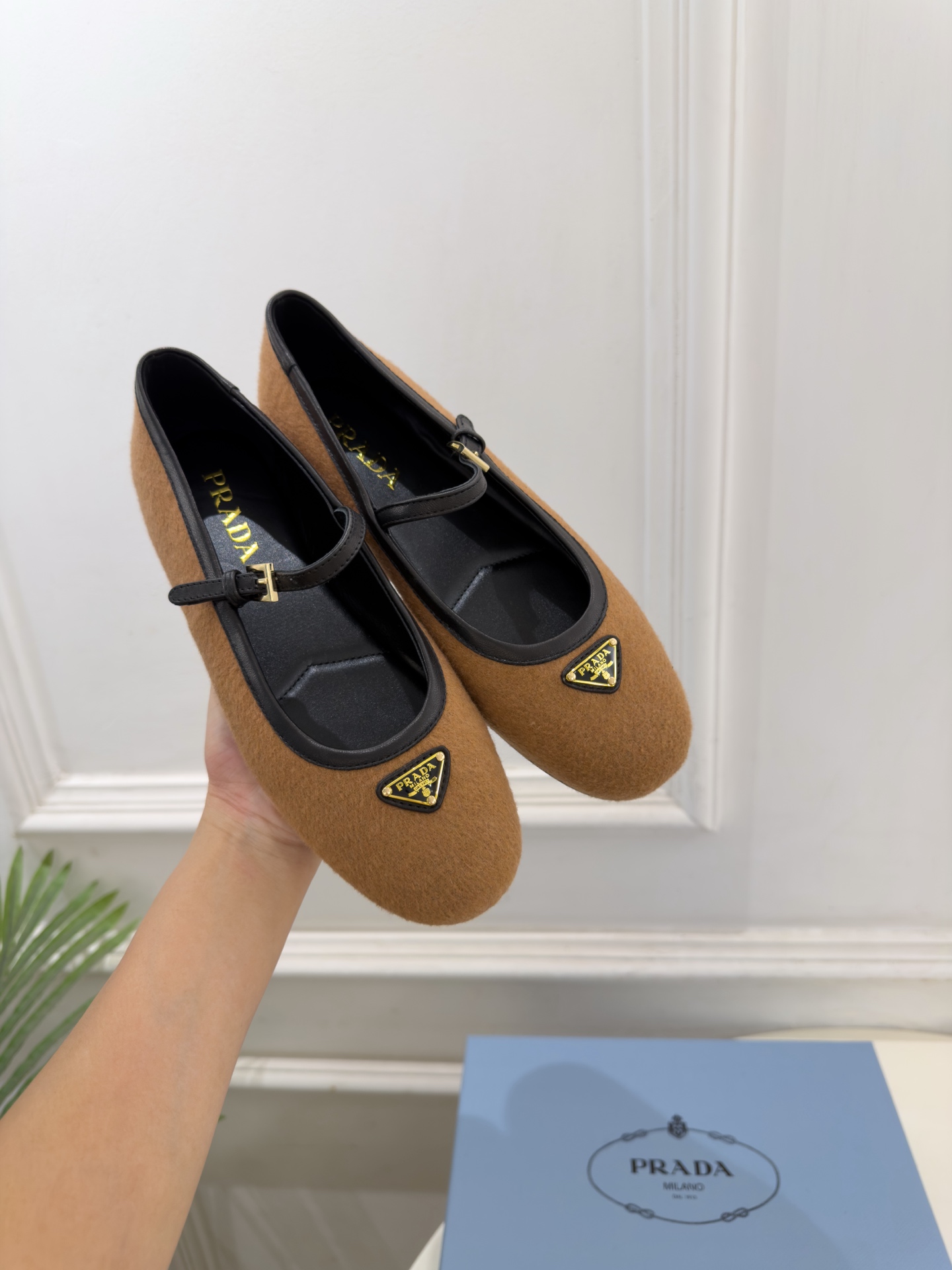 PRADA 普拉达 26𝐬𝐬 🌈2026秋冬新品 专柜走秀款 经典三角标平底玛丽珍鞋 系列上新〰 ◽鞋面:原版高定制 PRADA 普拉达 26𝐬𝐬 🌈2026秋冬新品 专柜走秀款 经典三角标平底玛丽珍鞋 系列上新〰 ◽鞋面:原版高定制